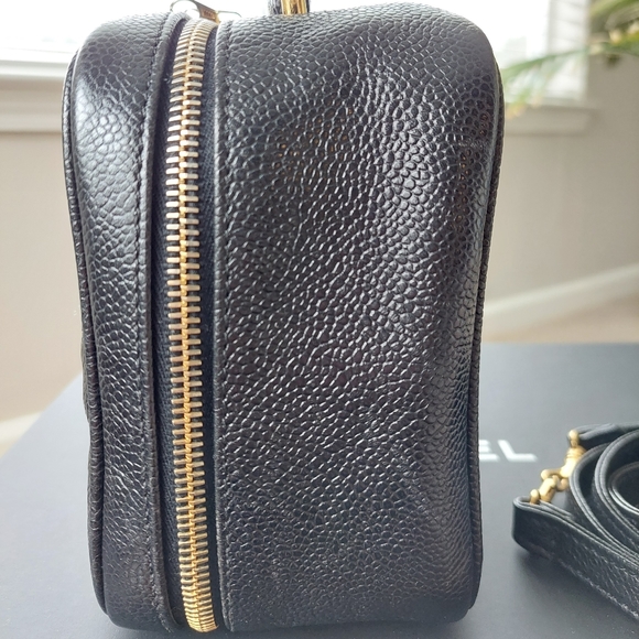 Chanel Vintage Vanity Zip Around Caviar - Picture 7 of 17